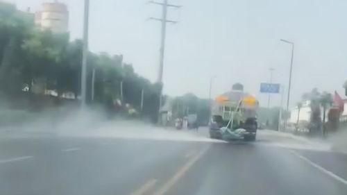 网友爆料洒水车事件视频,引发网友热议  第1张 网友爆料洒水车事件视频,引发网友热议  第1张